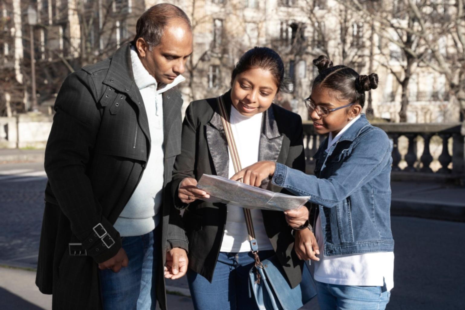Ambiente di scrittura creativa con appunti e schizzi comici