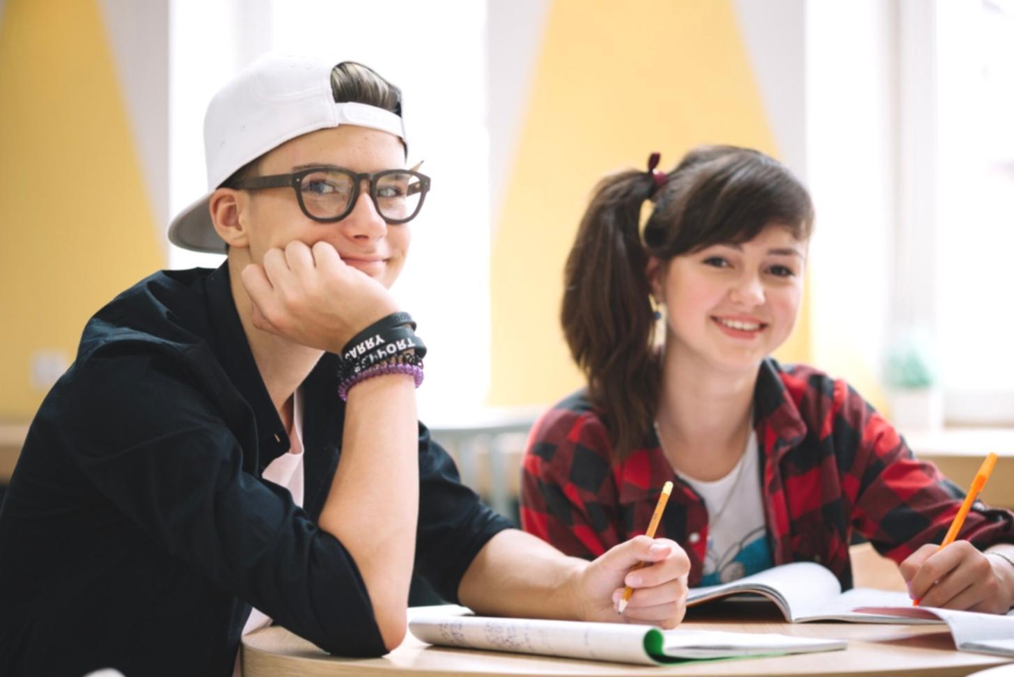 Spazio creativo per la scrittura comica con appunti e materiali di lavoro