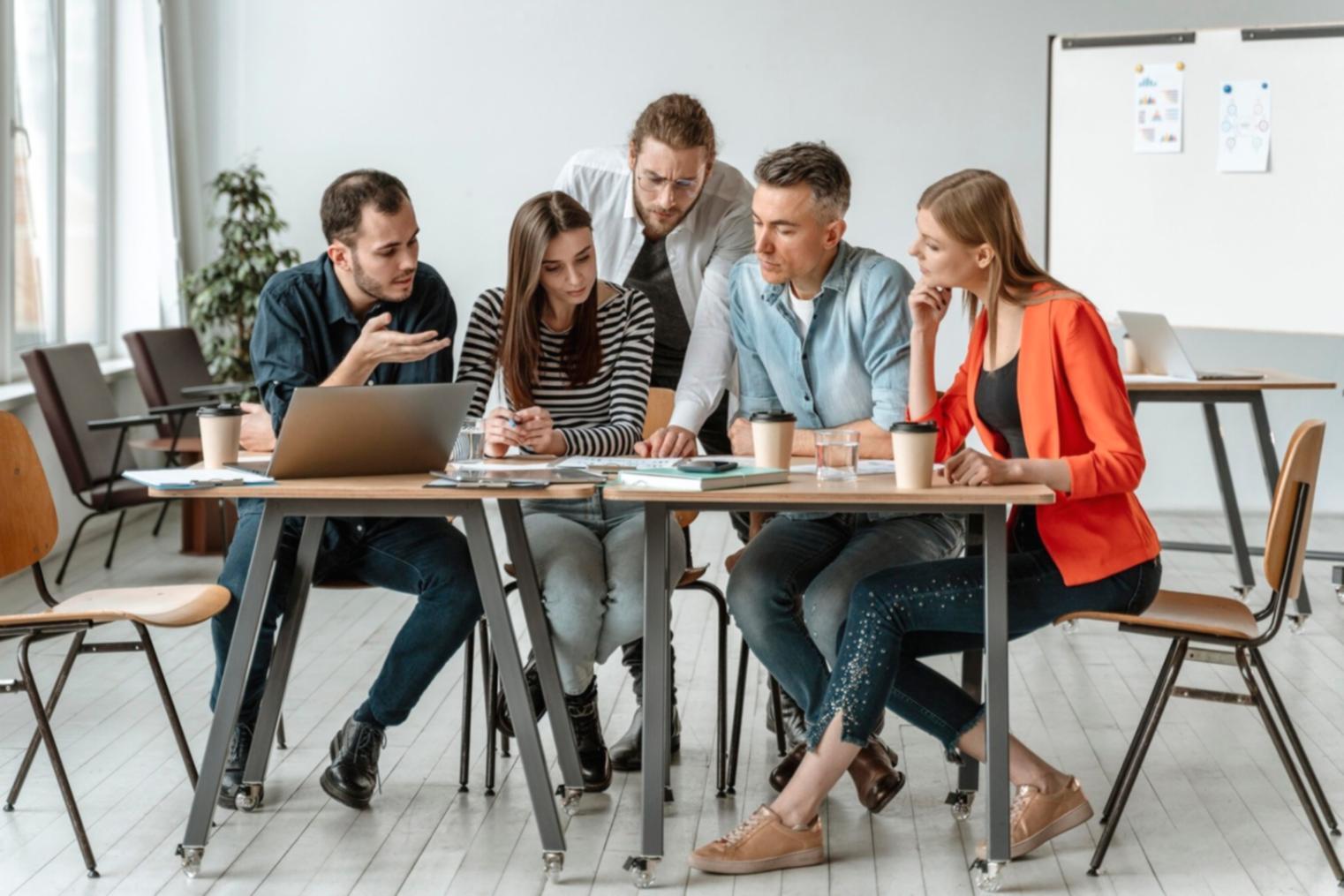 Gruppo di studenti analizza tecniche comiche durante una lezione pratica