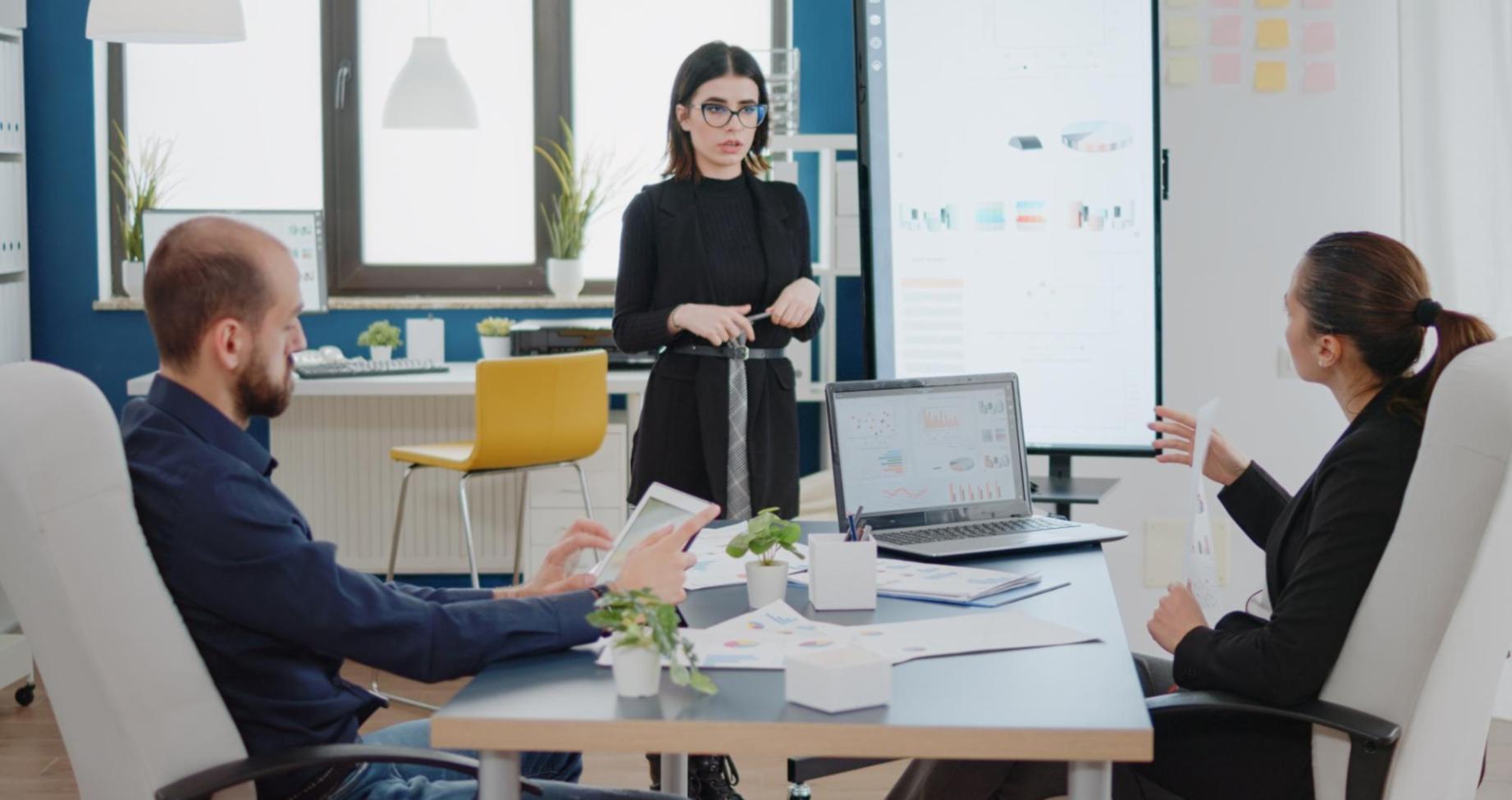 Sessione pratica di scrittura comica con analisi del materiale