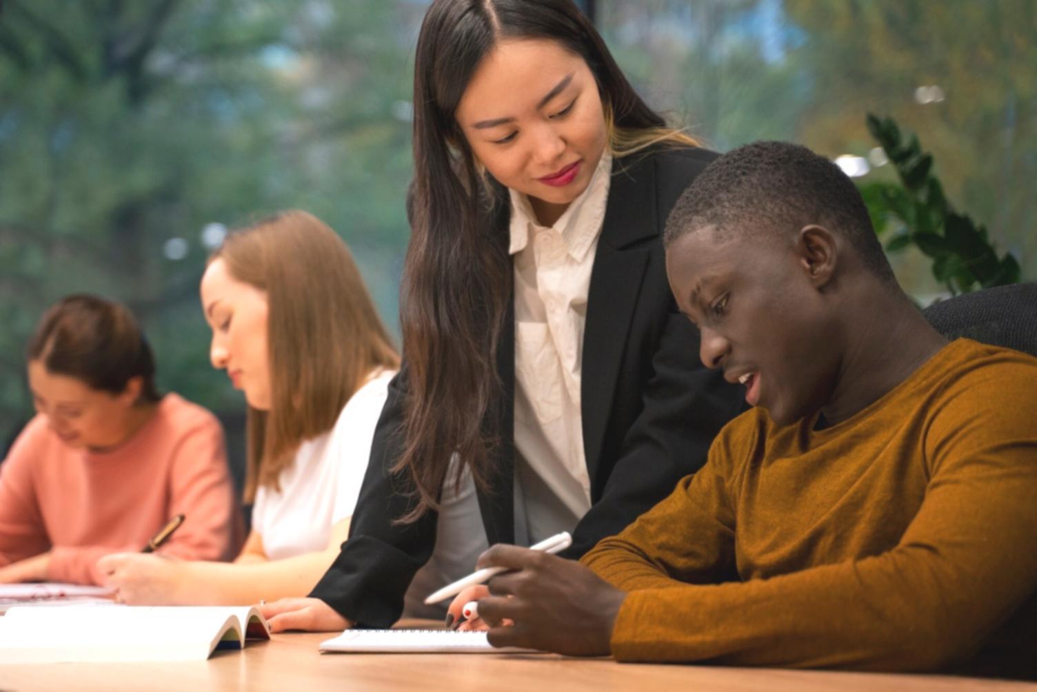 Giovane scrittore di comicità durante una sessione di scrittura collaborativa