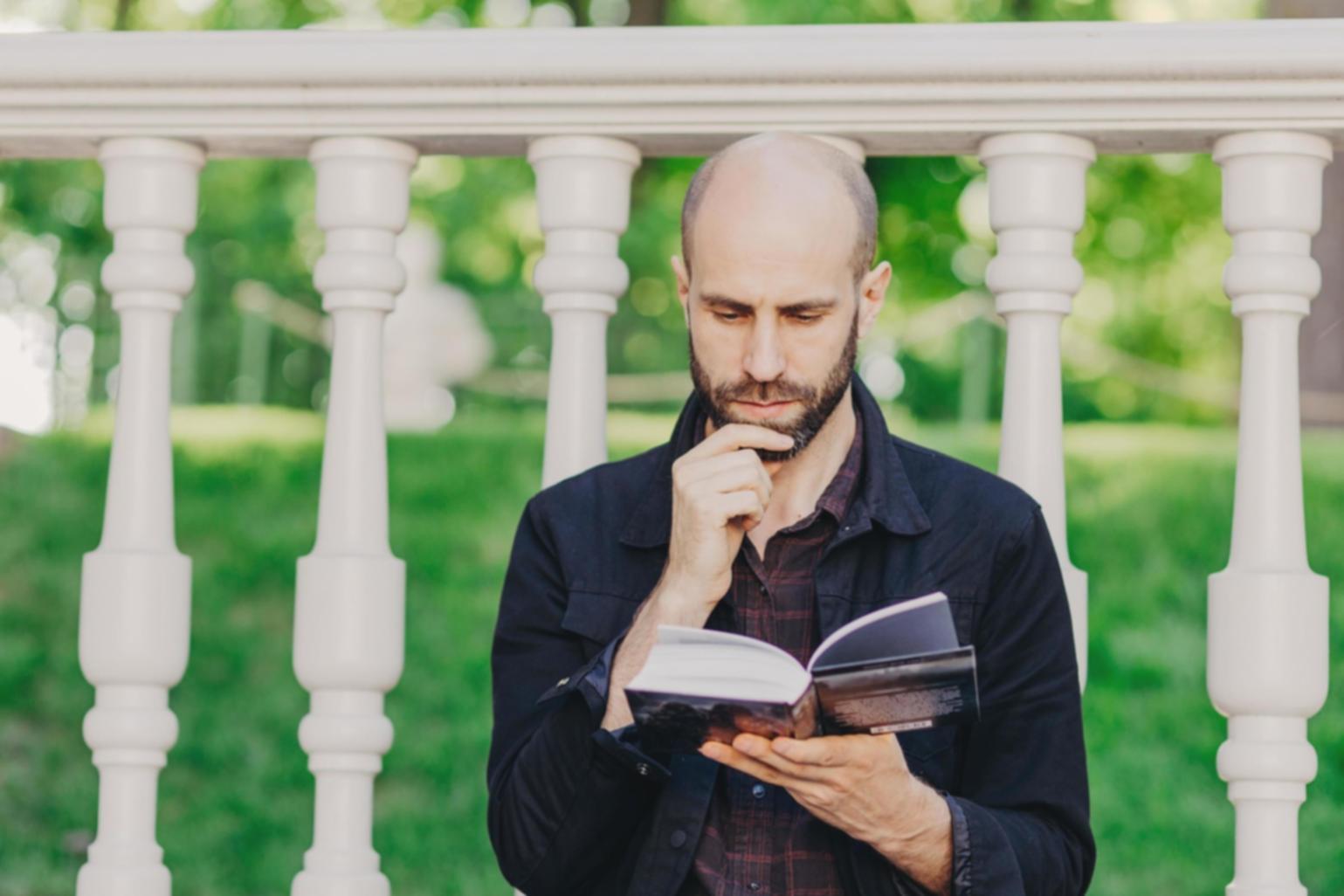 Momento di brainstorming creativo in una sessione di scrittura comica